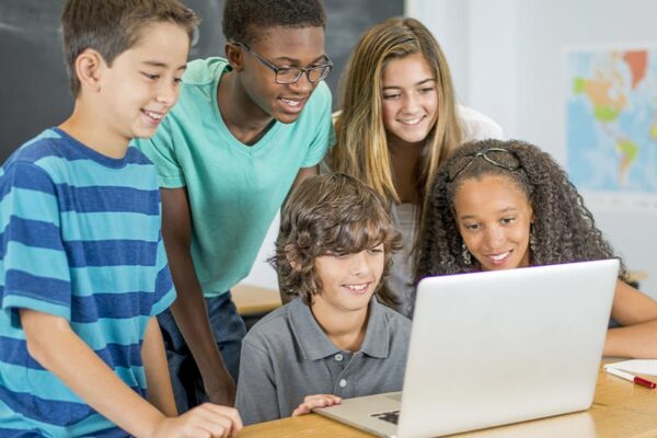 Keterampilan Teknis yang Perlu Dikuasai Mahasiswa untuk Menghadapi Tren Teknologi Digital Terbaru seperti AI dan IoT teknologi digital